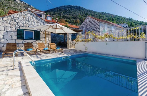 Brsecine House | Three-Bedroom Holiday Home in Brsecine