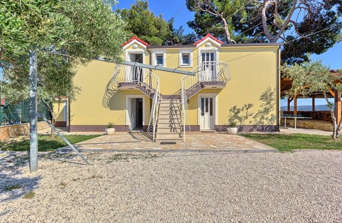 Kastel Stafilic Apartment | Two bedroom apartment near beach Kaštel Štafilić, Kaštela (A-21981-d)