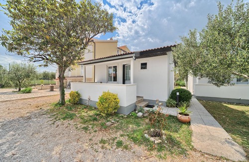 Kastel Stafilic Apartment | Two bedroom apartment near beach Kaštel Štafilić, Kaštela (A-21981-d)