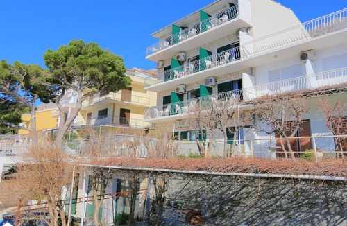 Lokva Rogoznica Apartment | Two bedroom apartment with balcony and sea view Lokva Rogoznica, Omiš (A-18211-b)