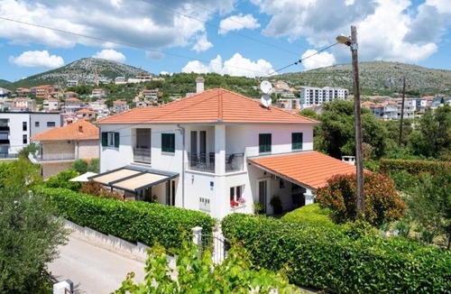 Seget Vranjica Apartment | Two bedroom apartment with balcony and sea view Seget Vranjica, Trogir (A-23461-b)