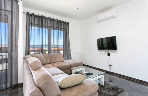 Kastel Luksic Apartment | Two bedroom apartment with a swimming pool Kaštel Lukšić, Kaštela (A-22983-a)