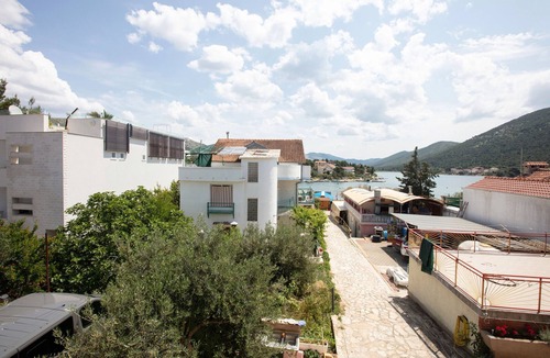 Grebastica Apartment | Two bedroom apartment with terrace and sea view Grebaštica, Šibenik (A-20736-c)
