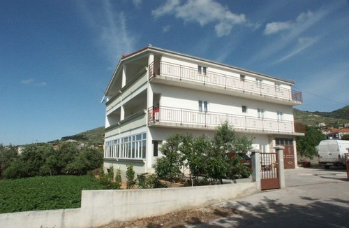 Seget Donji Apartment | Two bedroom apartment with terrace and sea view Seget Donji, Trogir (A-2041-b)