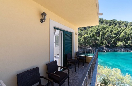 Bogomolje Apartment | Two bedroom apartment near beach Cove Mala Pogorila, Hvar (A-27650-c)