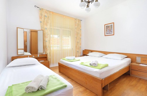 Dugi Rat Apartment | Two bedroom apartment with terrace Orij, Omiš (A-7534-a)