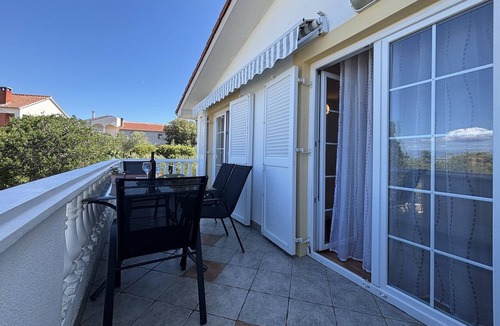 Lukoran Apartment | Two bedroom apartment with balcony and sea view Lukoran, Ugljan (A-25081-a)