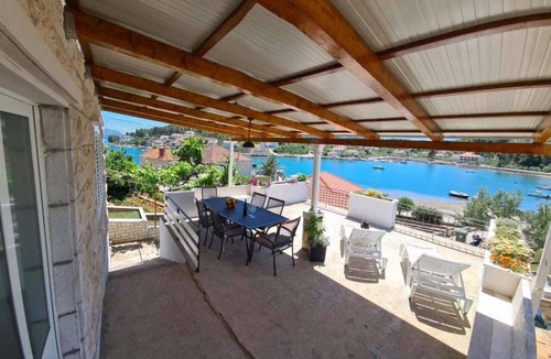 Lumbarda Apartment | Two bedroom apartment near beach Lumbarda, Korčula (A-22503-a)