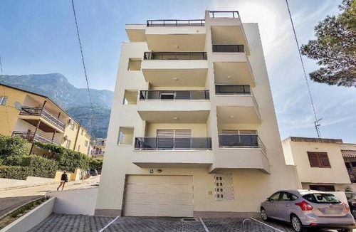 Bidol Apartment | Two bedroom apartment with balcony and sea view Makarska (A-27490-a)