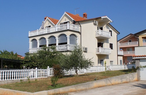 Buzinija Apartment | Two bedroom apartment with terrace and sea view Novigrad (A-7037-b)