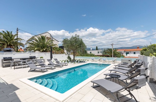 Municipality of Trogir Apartment | Two bedroom apartment with a swimming pool Arbanija, Čiovo (A-25090-b)