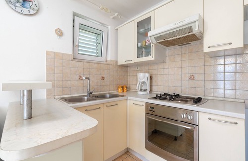 Vela Luka Apartment | Two bedroom apartment near beach Cove Gradina, Korčula (A-9273-a)
