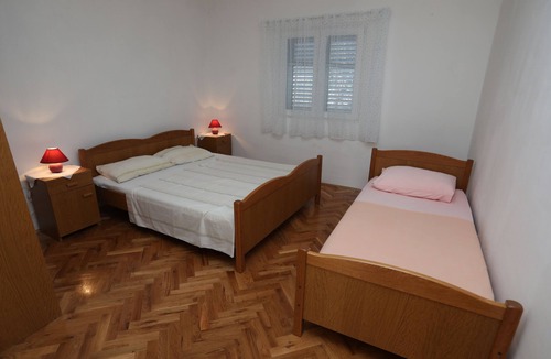 Vinisce Apartment | Two bedroom apartment with terrace Vinišće, Trogir (A-16439-a)