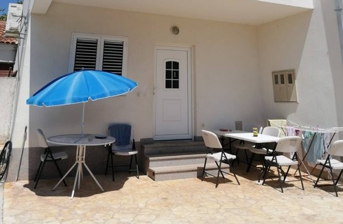 Vinisce Apartment | Two bedroom apartment with terrace Vinišće, Trogir (A-16439-a)