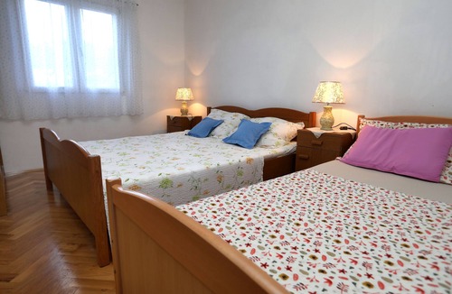 Vinisce Apartment | Two bedroom apartment with terrace and sea view Vinišće, Trogir (A-16439-b)