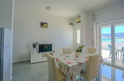 Metajna Apartment | Two bedroom apartment near beach Metajna, Pag (A-6289-a)