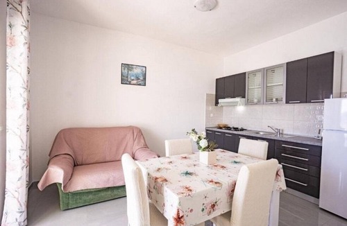 Metajna Apartment | Two bedroom apartment near beach Metajna, Pag (A-6289-a)