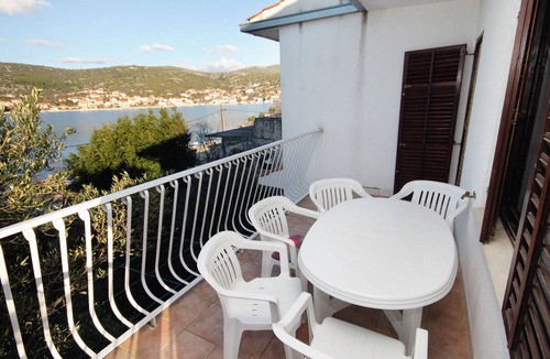 Vinisce Apartment | Two bedroom apartment near beach Vinišće, Trogir (A-5982-a)