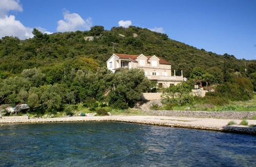 Zrnovo Apartment | Two bedroom apartment near beach Cove Vrbovica, Korčula (A-4452-c)