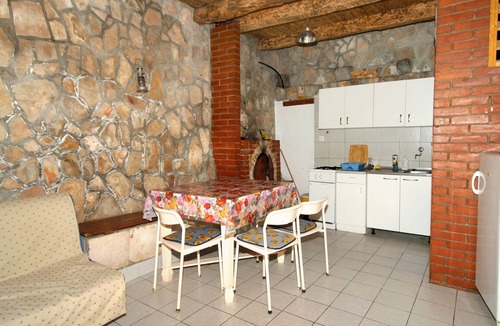 Gdinj Apartment | Two bedroom apartment near beach Cove Pobij, Hvar (A-8702-c)