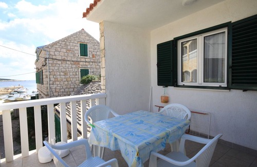 Rukavac Apartment | Two bedroom apartment near beach Rukavac, Vis (A-2478-a)