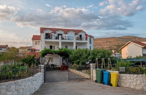 Grebastica Apartment | Two bedroom apartment with air-conditioning Grebaštica, Šibenik (A-477-d)