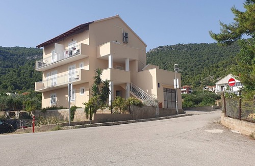Komiza Apartment | Two bedroom apartment with terrace and sea view Komiža, Vis (A-25962-b)