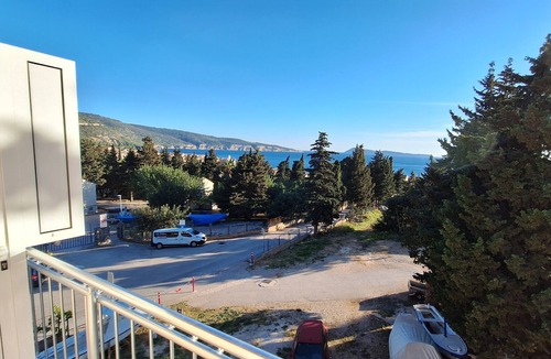 Komiza Apartment | Two bedroom apartment with terrace and sea view Komiža, Vis (A-25962-b)