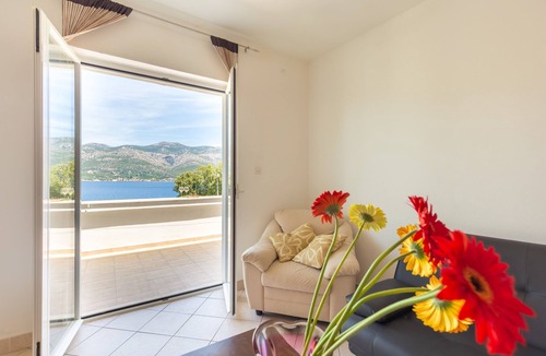 Zrnovo Apartment | Two bedroom apartment with terrace and sea view Tri Žala, Korčula (A-4346-a)