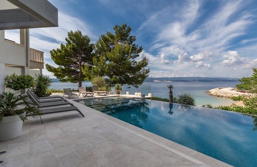 Medici Apartment | Two bedroom apartment with a swimming pool by the beach Medići, Omiš (A-25214-b)
