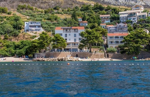 Medici Apartment | Two bedroom apartment with a swimming pool by the beach Medići, Omiš (A-25214-d)