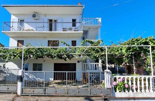 Slatine Apartment | Two bedroom apartment with balcony and sea view Slatine, Čiovo (A-10355-a)