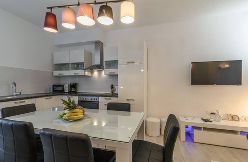 Arbanija Apartment | Two bedroom apartment with hot tub by the beach Arbanija, Čiovo (A-16762-a)