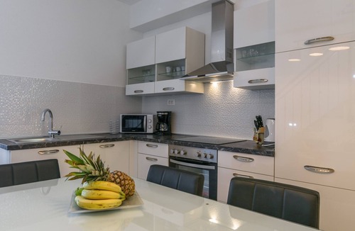 Arbanija Apartment | Two bedroom apartment with hot tub by the beach Arbanija, Čiovo (A-16762-a)