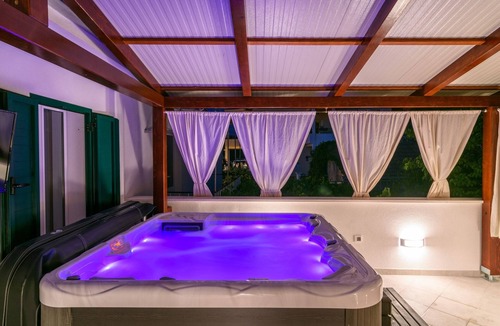 Arbanija Apartment | Two bedroom apartment with hot tub by the beach Arbanija, Čiovo (A-16762-a)