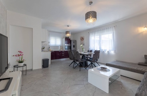 Arbanija Apartment | Two bedroom apartment with terrace and sea view Mastrinka, Čiovo (A-21601-a)