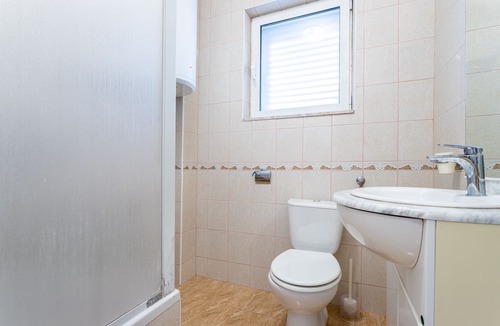 Vinisce Apartment | Two bedroom apartment with balcony and sea view Vinišće, Trogir (A-1165-a)