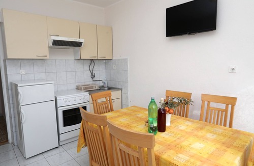 Vinisce Apartment | Two bedroom apartment with balcony and sea view Vinišće, Trogir (A-1165-c)