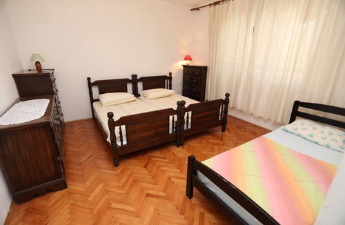 Vinisce Apartment | Two bedroom apartment with balcony and sea view Vinišće, Trogir (A-1165-c)