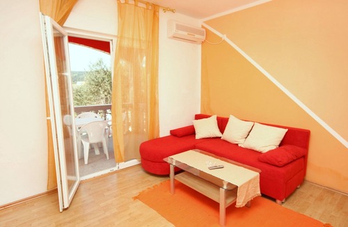 Vinisce Apartment | Two bedroom apartment with terrace and sea view Vinišće, Trogir (A-4886-a)