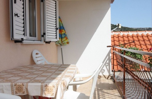Vinisce Apartment | Two bedroom apartment with balcony and sea view Vinišće, Trogir (A-6117-a)