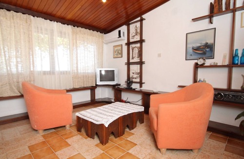 Komiza Apartment | Two bedroom apartment with terrace and sea view Komiža, Vis (A-8844-a)