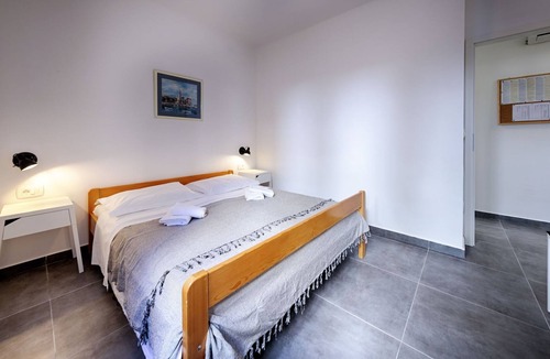 Komiza Apartment | Two bedroom apartment with terrace Komiža, Vis (A-1151-d)
