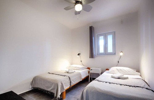 Komiza Apartment | Two bedroom apartment with terrace Komiža, Vis (A-1151-d)