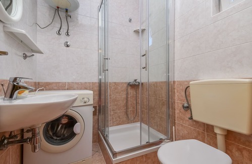 Pisak Apartment | Two bedroom apartment with terrace and sea view Pisak, Omiš (A-10323-a)