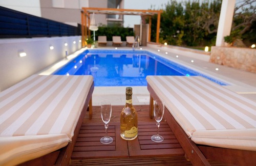 Preko Apartment | Two bedroom apartment with a swimming pool Preko, Ugljan (A-20390-b)
