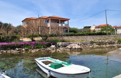 Batalaza Apartment | Two bedroom apartment with a swimming pool by the beach Ugljan (A-829-b)