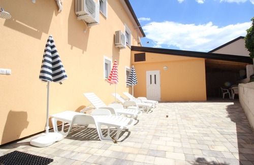 Silo Apartment | Two bedroom apartment with air-conditioning Šilo, Krk (A-18682-c)