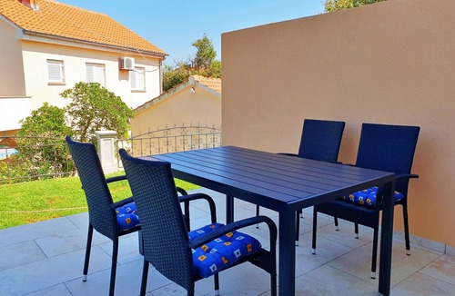 Silo Apartment | Two bedroom apartment with terrace and sea view Šilo, Krk (A-18685-a)