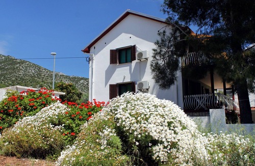Zavala Apartment | Two bedroom apartment with terrace and sea view Zavala, Hvar (A-594-b)